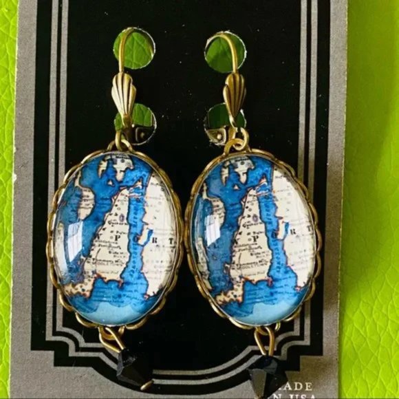 NEW without TAGS drop earrings with map of Newport, RI - Picture 3 of 8